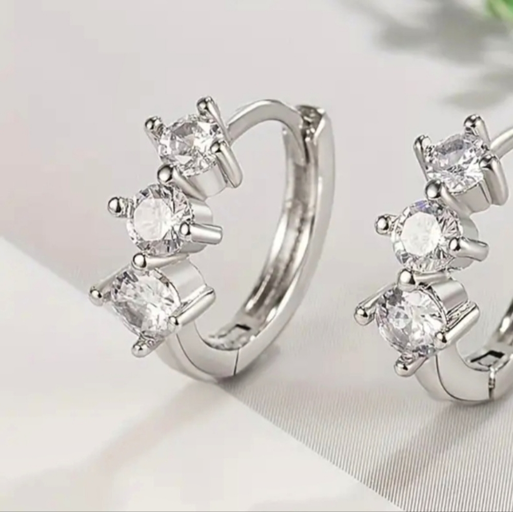🏷SOLD.Silver Triple Stone Earrings 925 Sterling Silver NWT Fast Ship - Picture 2 of 3